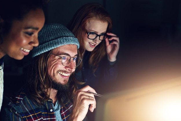 Ordinateur de bureau de démarrage ou équipe lisant le code de conception Web logiciel de cloud computing ou système d'interface utilisateur de l'application Tableau de bord d'analyse des médias SEO du site Web ou visage de personnes