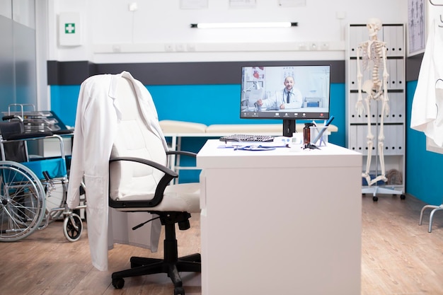 Ordinateur de bureau montrant l'appel vidéo du médecin