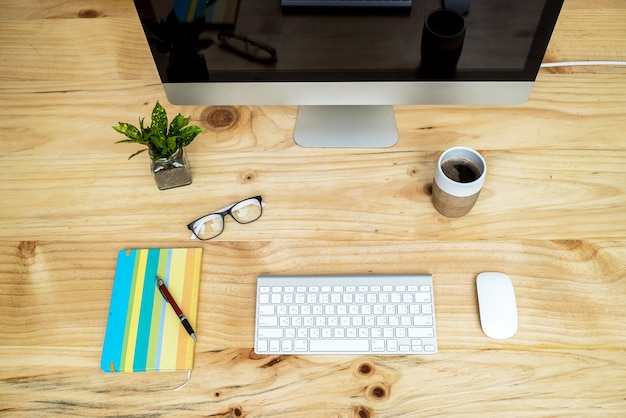 Ordinateur de bureau PC, tasse à café, clavier et souris sur le bureau en bois,