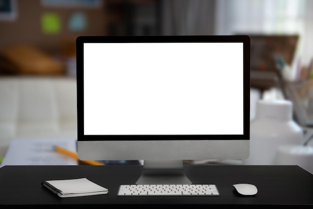 Ordinateur de bureau vide dans une salle de bureau minimale avec décoration et espace de copie