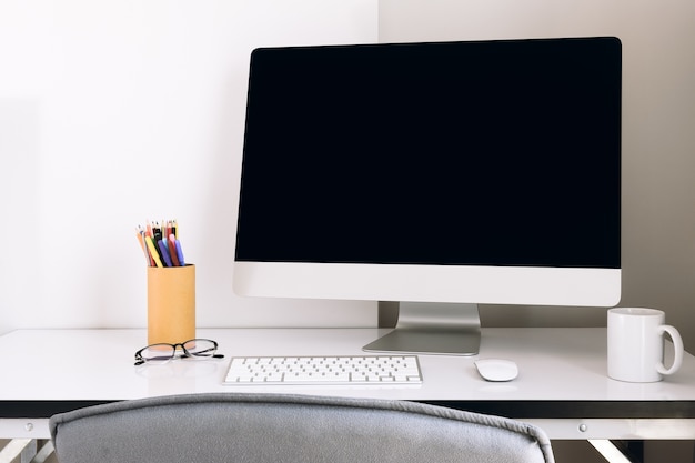 Photo ordinateur de bureau vierge avec clavier, agenda et autres accessoires sur tableau blanc