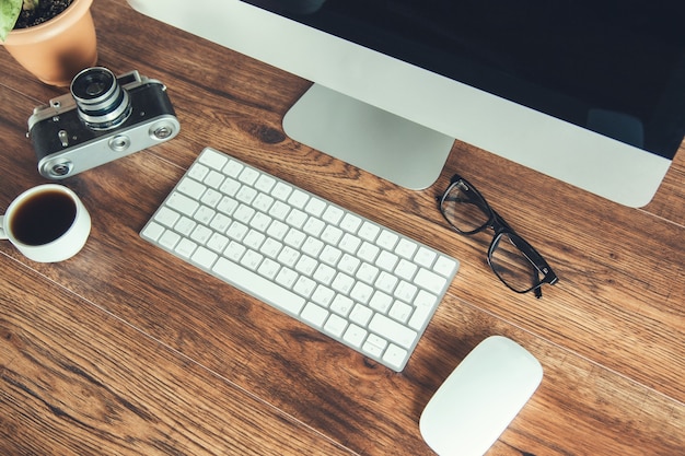 Ordinateur et café avec caméra sur le bureau