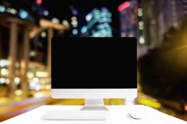 Photo ordinateur avec écran blanc sur la table avec un arrière-plan flou. concept technologique.