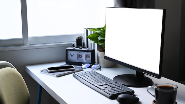 Photo ordinateur avec écran vide et fournitures sur tableau blanc