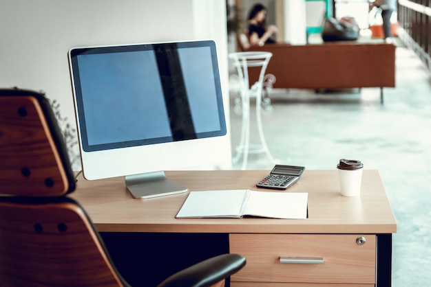 Photo l'ordinateur est sur le bureau du bureau.