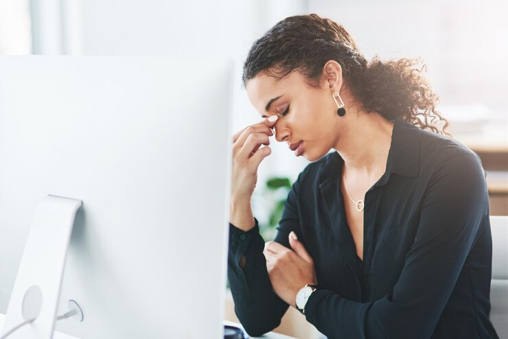 Photo l'ordinateur de la femme d'affaires et les maux de tête, la douleur ou la fatigue, la migraine avec l'épuisement, la fatigue ou les heures supplémentaires, le bureau de la femme et la santé mentale, le brouillard cérébral avec la pression de la tension ou le stress frustré ou l'échec.
