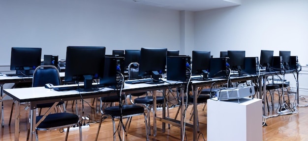 Ordinateur sur la ligne du tableau dans la classe informatique