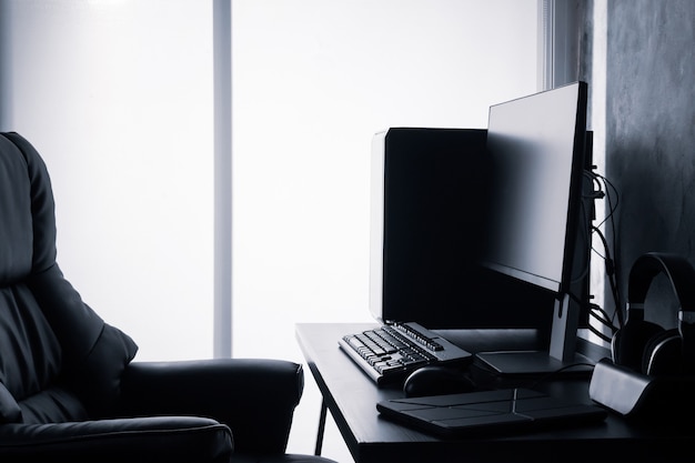 Ordinateur noir sur le bureau