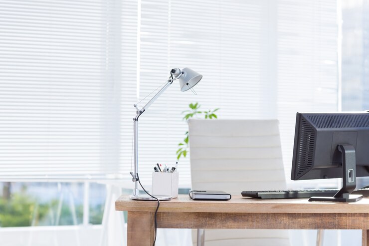 Photo ordinateur et ordinateur portable sur le bureau