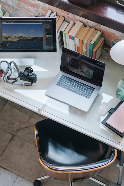 Un Ordinateur, Un Ordinateur Portable Et Une Caméra Sur Un Bureau