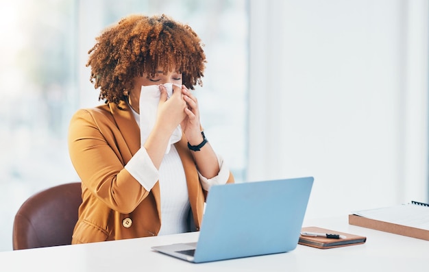 Ordinateur portable d'affaires et femme noire avec grippe tissulaire et éternuements sur le lieu de travail épuisement et stress Consultante et agent afro-américaine employée avec papier hygiénique malade et maladie au bureau