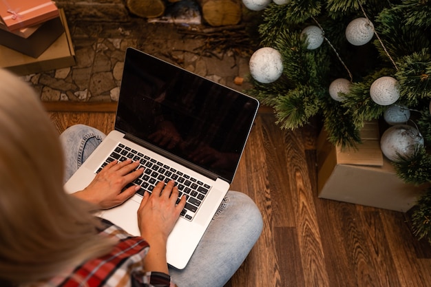 ordinateur portable et arbre de noël dans une vieille maison en bois