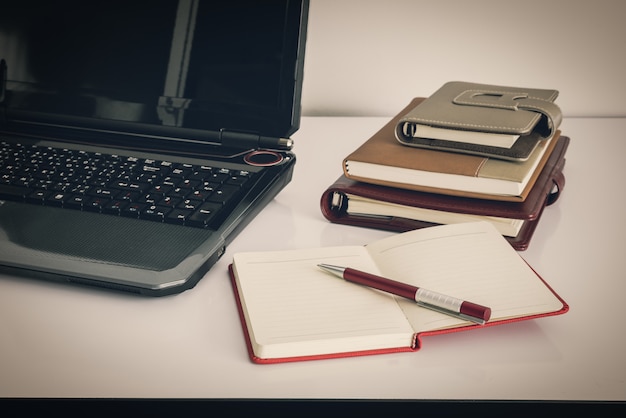 Photo ordinateur portable au-dessus de la table de bureau d'un homme d'affaires