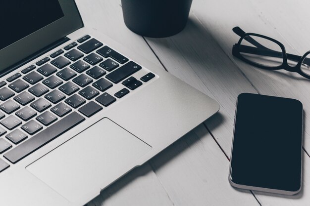 Ordinateur portable et autres appareils électroniques dans l'espace de travail
