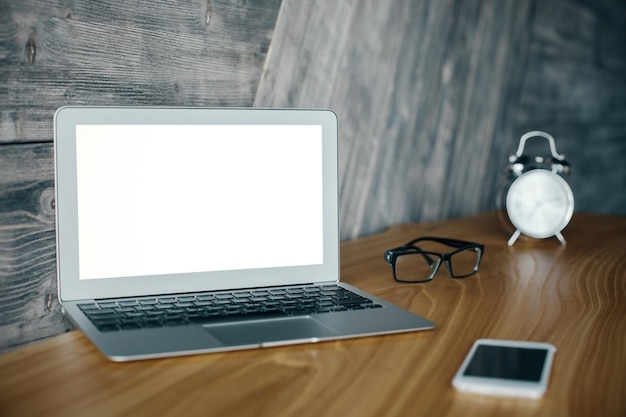 Ordinateur portable blanc sur le bureau