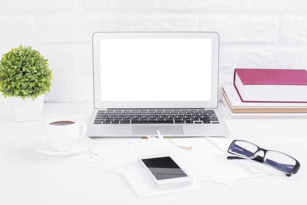 Ordinateur portable blanc sur le bureau