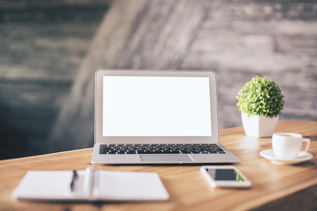 Ordinateur portable sur un bureau flou