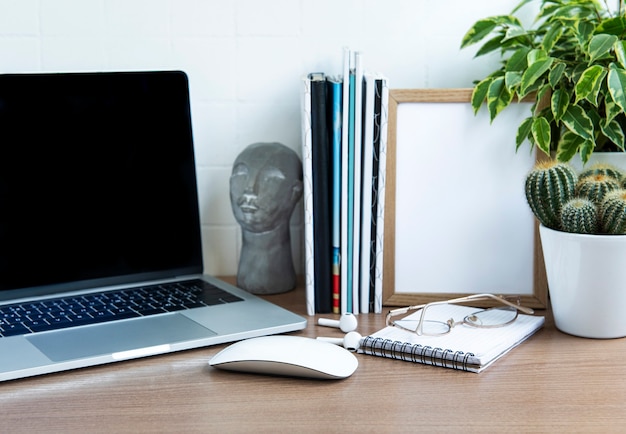 Ordinateur portable de bureau avec fournitures de bureau sur la table