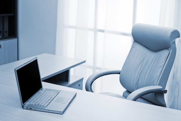 Ordinateur portable sur un bureau