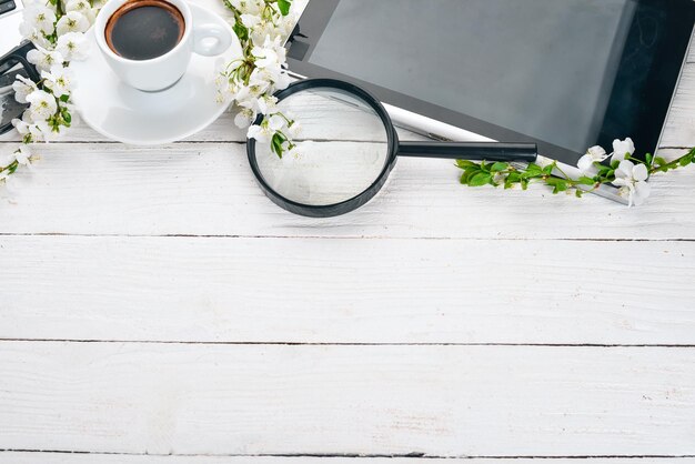 Ordinateur portable avec café et fleurs Business Sur un fond en bois Vue de dessus Espace de copie