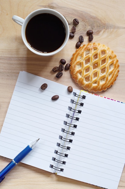 Ordinateur portable, café et gâteaux avec garniture aux pommes sur vieux bois