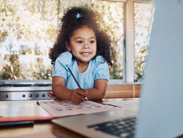 Ordinateur portable de classe en ligne et enfant avec ordinateur portable dans la cuisine, apprentissage et éducation à l'école à domicile Elearning étudiant ou examen écrit fille heureuse avec des devoirs à la maison pour un projet de maternelle virtuelle