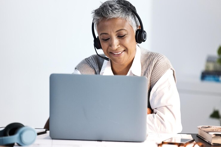 Photo ordinateur portable du centre d'appels et consultation avec une femme d'affaires parlant pour le service client de télémarketing et contactez-nous faites confiance aux ventes et à la crm avec un employé senior du service d'assistance pour le support technique