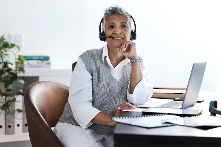 Photo ordinateur portable du centre d'appels et portrait d'une femme d'affaires parlant pour le service client de télémarketing et contactez-nous faites confiance aux ventes et à la crm avec un employé senior du service d'assistance pour le support technique et le courrier électronique