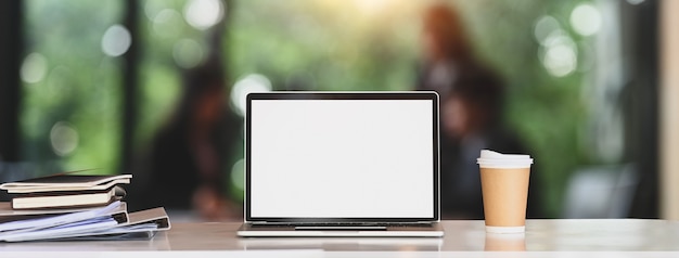 Un Ordinateur Portable à écran Blanc Blanc Met Sur Un Bureau En Bois.