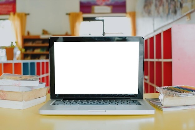 Un ordinateur portable à écran blanc configuré pour le travail à l'école en gros plan