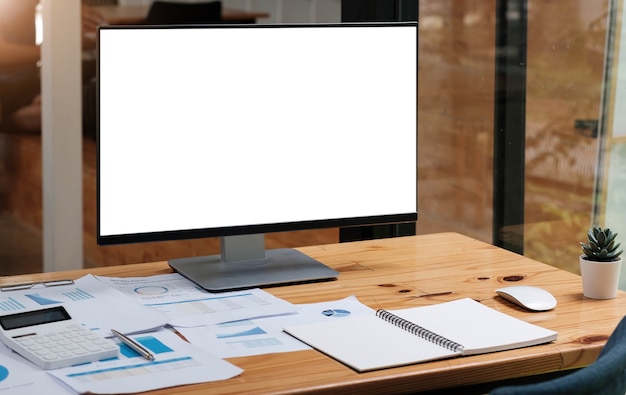 Ordinateur portable avec écran blanc sur table. Arrière-plan de l'espace de travail nouveau projet sur ordinateur portable avec écran d'espace copie vierge pour votre message texte publicitaire
