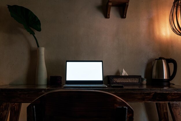 Ordinateur portable avec écran blanc sur table avec et décoration