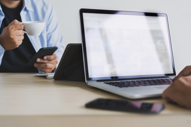 Ordinateur portable avec écran vide sur la table