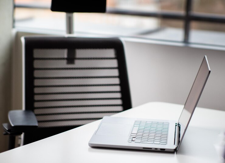 Photo ordinateur portable d'espace de bureau sur la table