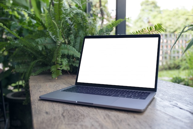 Un ordinateur portable est placé sur une table en bois vintage