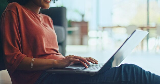 Ordinateur portable de femme noire et chantant avec des écouteurs de musique dans la maison ou le salon de la maison pour danser la radio audio ou le podcast Sourire heureux ou étudiant dansant avec la technologie pour l'apprentissage ou l'éducation à distance