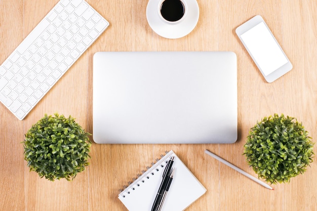 Ordinateur portable fermé sur le bureau