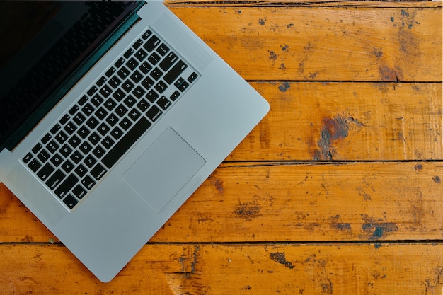 Ordinateur portable sur fond de table de bureau.