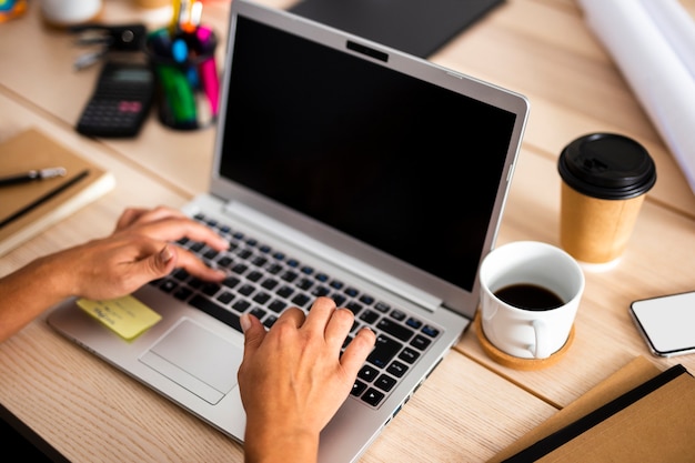 Photo ordinateur portable grand angle sur le bureau au bureau