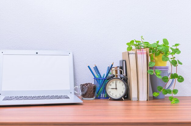 L'ordinateur portable de l'homme d'affaires est au bureau