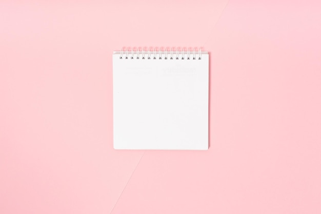 Ordinateur portable isolé sur fond rose Concept de minimalisme Mise en page pour le texte