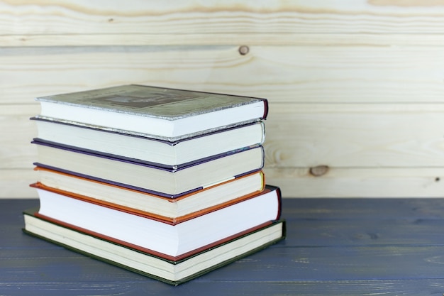 Ordinateur portable et livre posé sur un bureau dans la bibliothèque classique