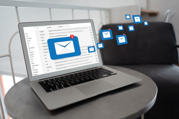 Photo ordinateur portable avec des mails sur un café
