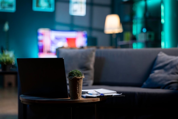 Ordinateur portable et mini-usine sur table à café avec écran de télévision
