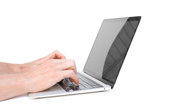 Un ordinateur portable moderne sur fond blanc