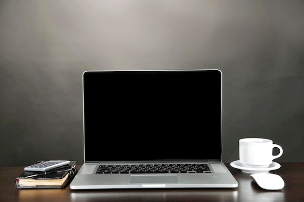 Un ordinateur portable moderne sur une table sur un fond gris