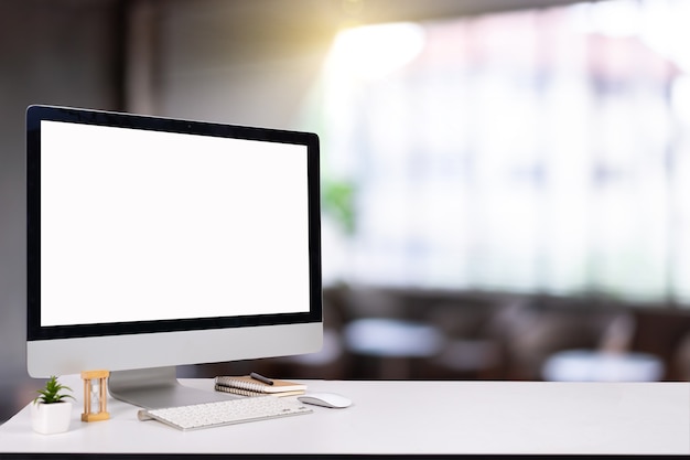 Photo ordinateur portable moniteur pc bureau numérique maquette bureau d'ordinateur à écran blanc avec clavier dans un café et un restaurant ou un arrière-plan de co-working.