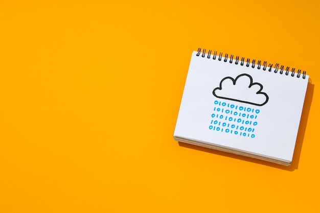 Ordinateur portable avec un nuage dessiné sur un lieu de concept de cloud computing fond orange pour le texte