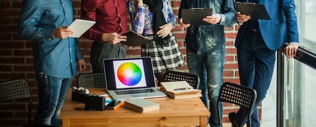 ordinateur portable ouvert avec une palette de couleurs dans le concepteur du lieu de travail