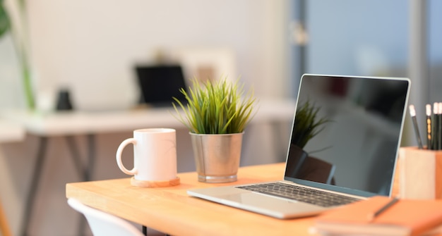 Ordinateur portable ouvert sur une table en bois